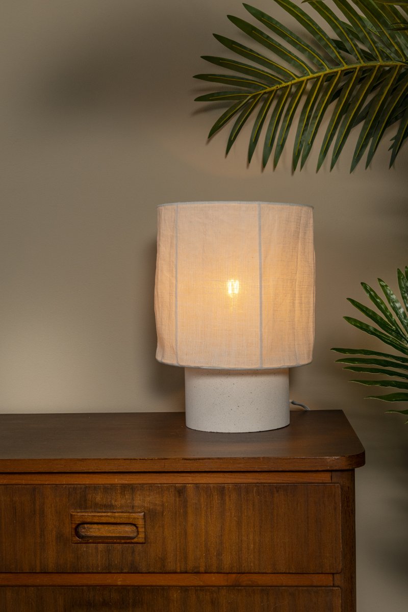 Tissaja 28cm Blanc lampe de table De Lucide - Il en r&eacute;sulte un &eacute;clairage chaleureux et accueillant, id&eacute;al pour une table de chevet, une fen&ecirc;tre ou un buffet dans le salon.