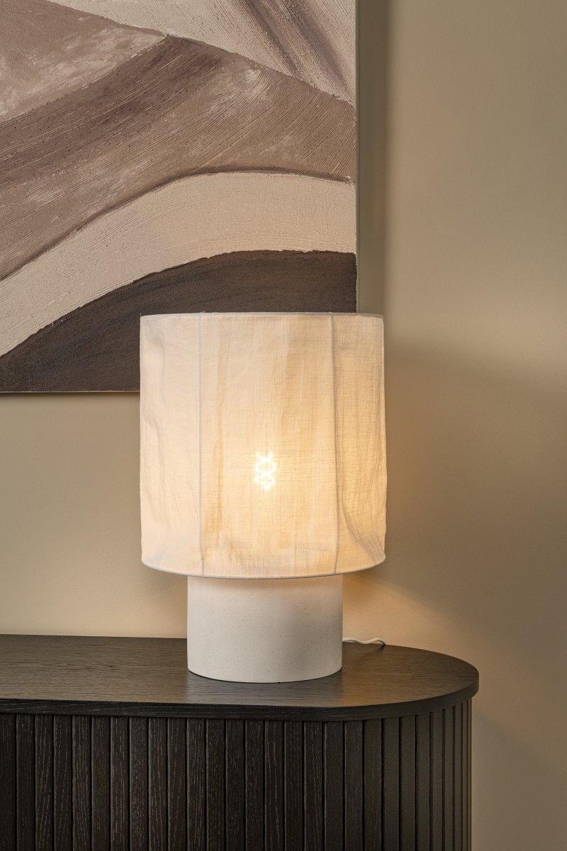 Tissaja 50cm Blanc lampe de table De Lucide - Il en résulte un éclairage chaleureux et accueillant, idéal pour une table de chevet, une fenêtre ou un buffet dans le salon.