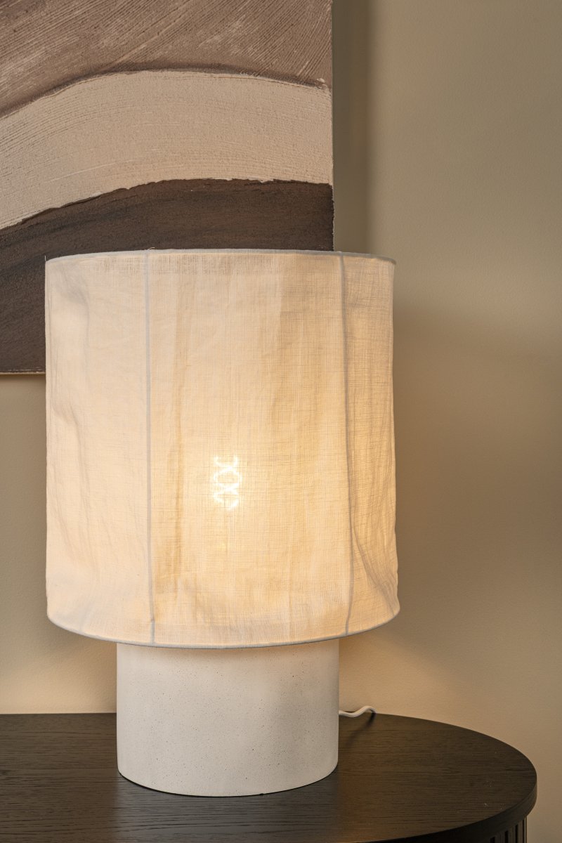 Tissaja 50cm Blanc lampe de table De Lucide - Il en résulte un éclairage chaleureux et accueillant, idéal pour une table de chevet, une fenêtre ou un buffet dans le salon.