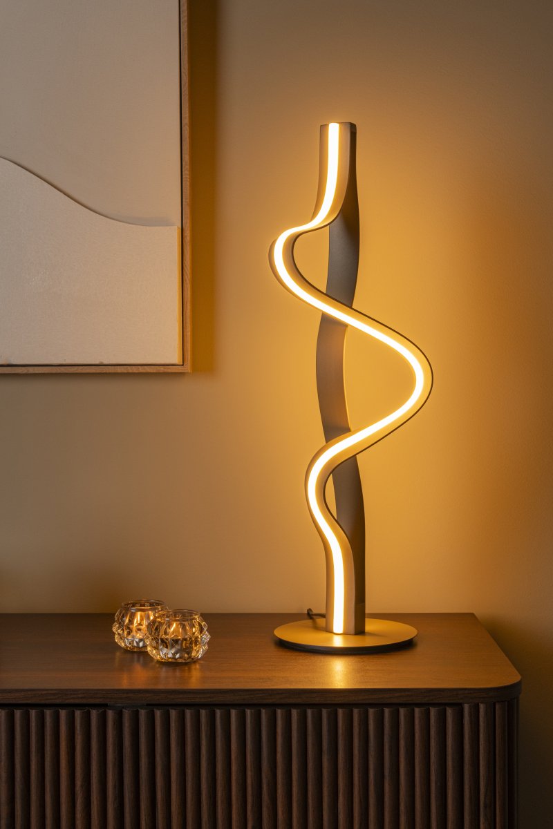Lambada 60cm Champagne lampe de table De Lucide - Lambada est une &eacute;l&eacute;gante lampe de table en m&eacute;tal, dot&eacute;e d'une finition champagne exclusive et d'une forme douce et organique qui attire imm&eacute;diatement le regard.