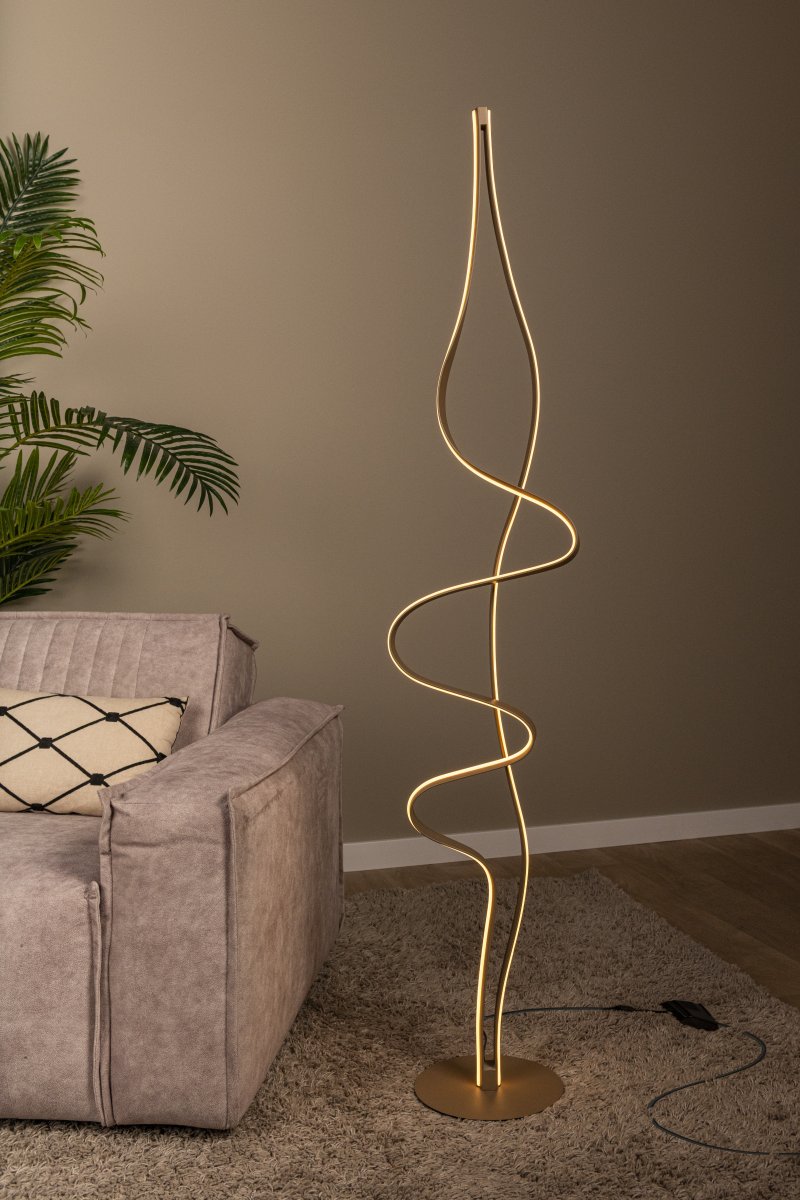 Lambada Laiton lampadaire De Lucide - Lambada est un lampadaire &eacute;l&eacute;gant en m&eacute;tal, dot&eacute; d'une finition exclusive en laiton mat et d'une forme douce et organique qui attire imm&eacute;diatement le regard.