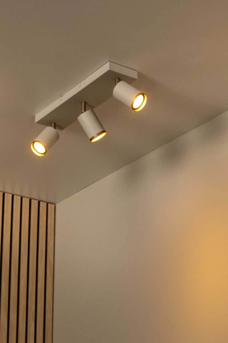 Regina 3 Taupe spot De Lucide - Le plafonnier Regina est une solution d'&eacute;clairage &eacute;l&eacute;gante et moderne en m&eacute;tal, avec une finition taupe raffin&eacute;e et des d&eacute;tails en m&eacute;tal brun.