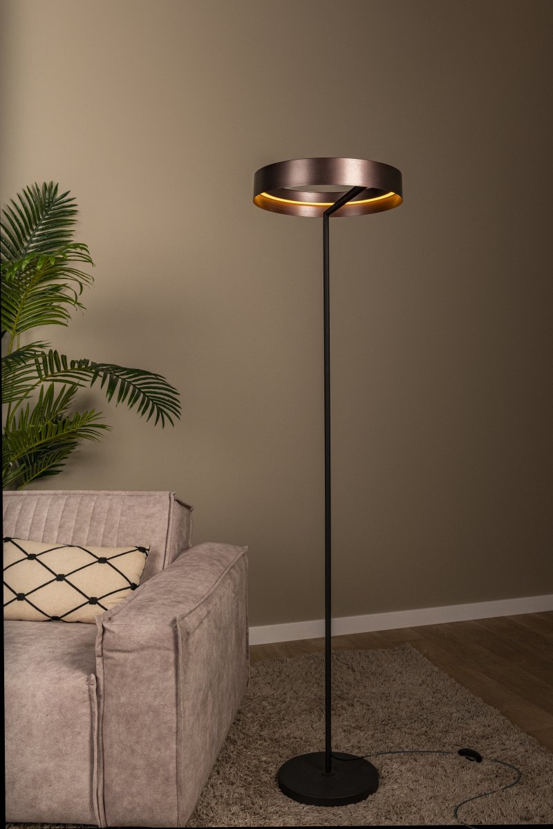 Leonard Brun lampadaire De Lucide - Leonard est id&eacute;al pour le salon et convient aussi bien &agrave; un &eacute;clairage g&eacute;n&eacute;ral qu'&agrave; la cr&eacute;ation d'une ambiance chaleureuse et intime.