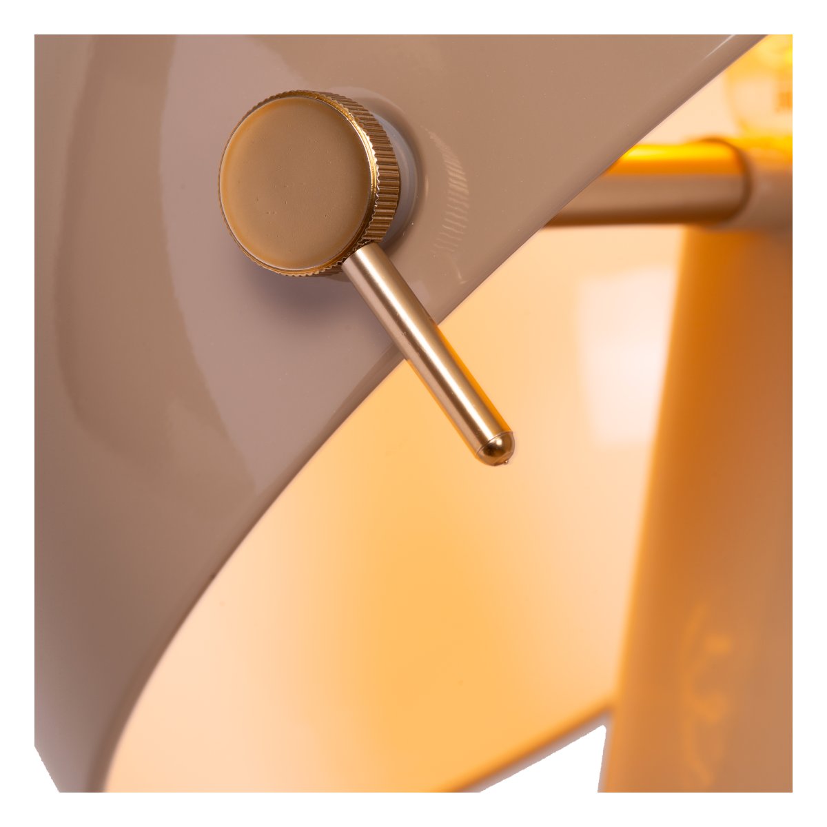 Barone 52cm Taupe lampe de table De Lucide - Son abat-jour original est inclinable, permettant de moduler l'&eacute;clairage et de diriger la lumi&egrave;re pr&eacute;cis&eacute;ment o&ugrave; vous le souhaitez.