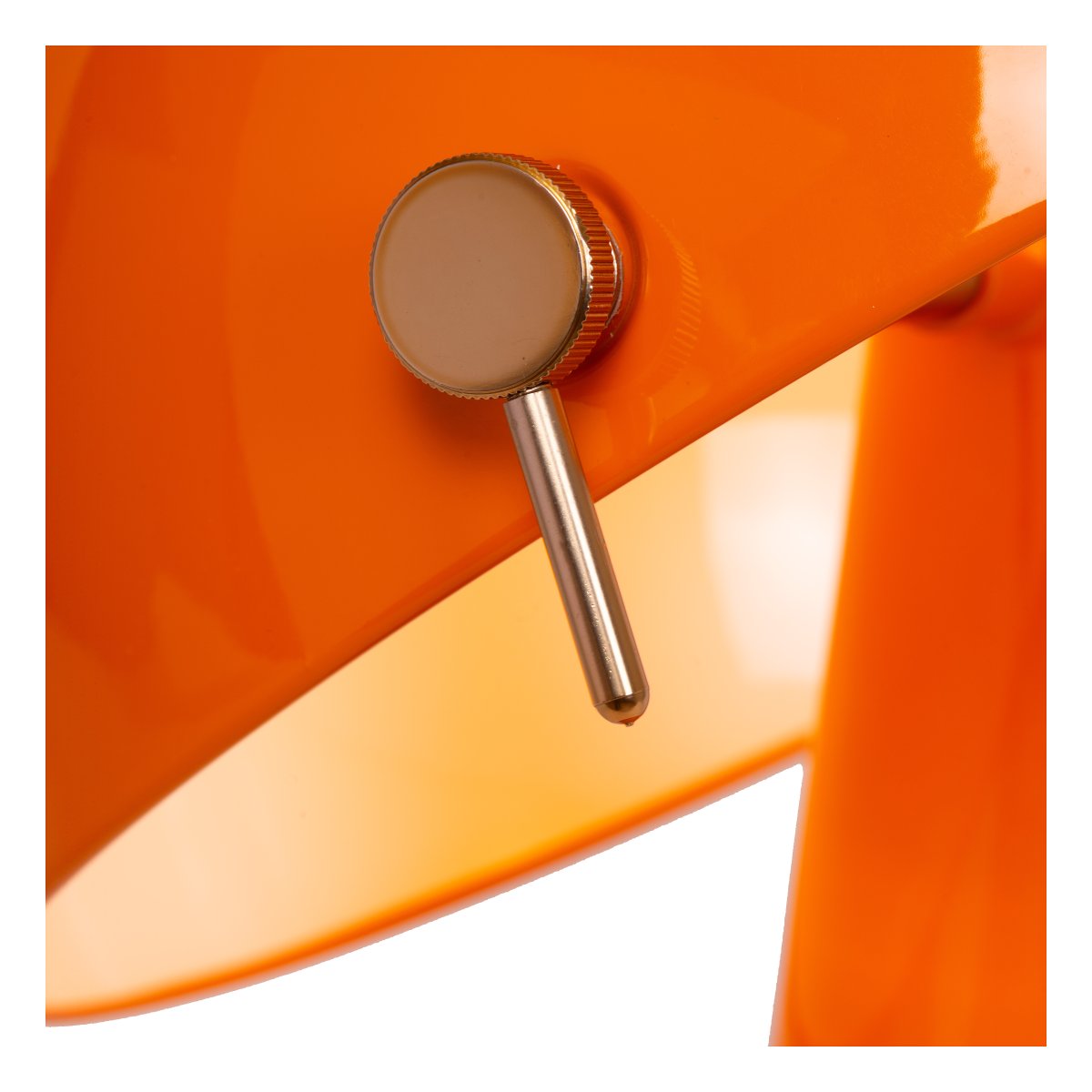 Barone 52cm Orange lampe de table De Lucide - Son abat-jour original est inclinable, permettant de moduler l'&eacute;clairage et de diriger la lumi&egrave;re pr&eacute;cis&eacute;ment o&ugrave; vous le souhaitez.