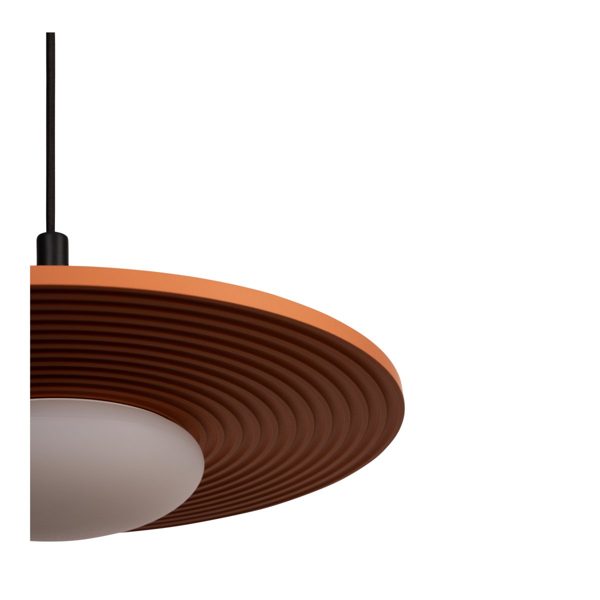 Carmino Ø38 Terre cuite suspension De Lucide - Le dessous nervuré de l'abat-jour crée une texture décorative et s'harmonise parfaitement avec les détails en métal noir de la lampe.