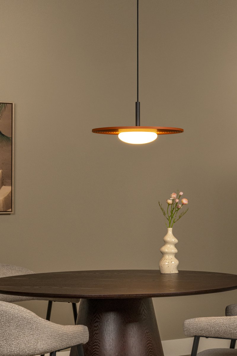 Carmino Ø38 Terre cuite suspension De Lucide - Le dessous nervuré de l'abat-jour crée une texture décorative et s'harmonise parfaitement avec les détails en métal noir de la lampe.