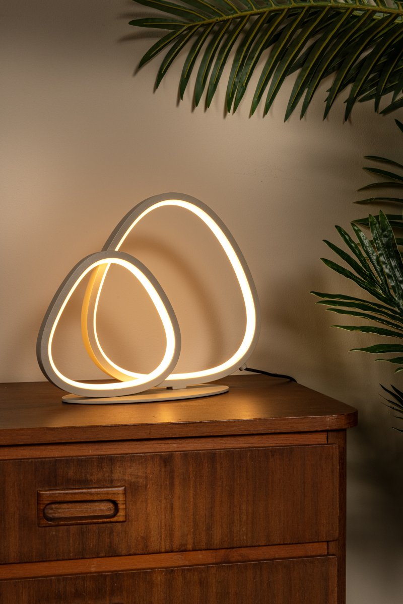 Samling 23cm Taupe lampe de table De Lucide - La lampe est fournie avec un c&acirc;ble en plastique noir de 1,5 m de long et une prise secteur.