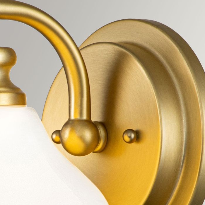 Ainsley Ø16 Laiton brossé lampe de salle de bain De Elstead Lighting - Placez-le pr&egrave;s de votre miroir de salle de bain pour un &eacute;clairage &agrave; la fois esth&eacute;tique et fonctionnel.