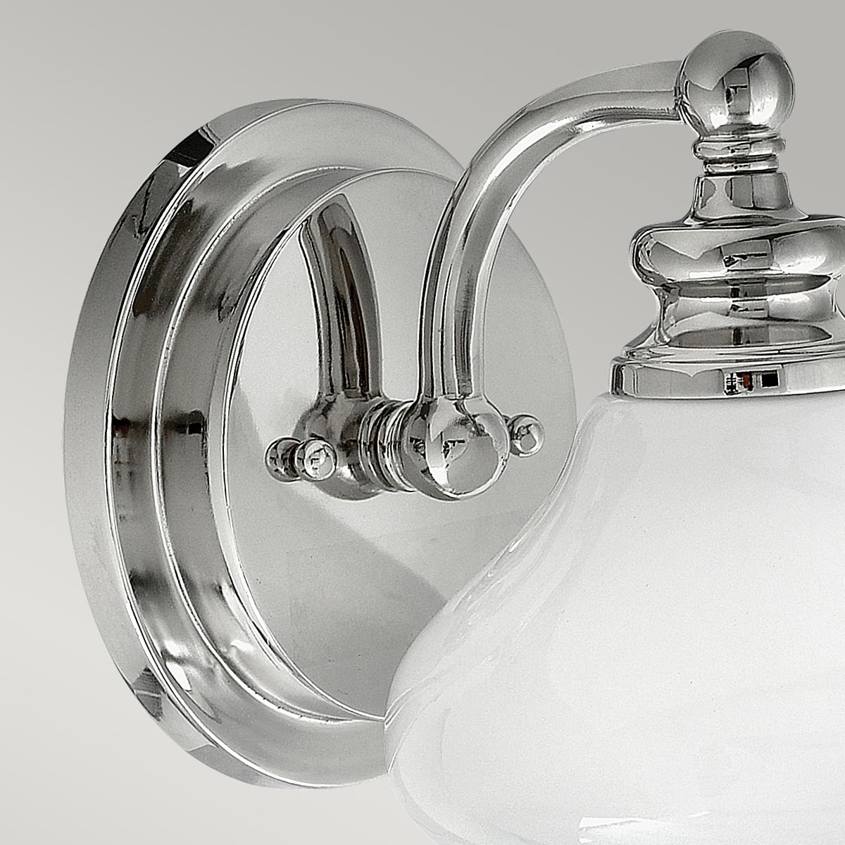Ainsley Ø16 Chrome poli lampe de salle de bain De Elstead Lighting - Placez-le près de votre miroir de salle de bain pour un éclairage à la fois stylé et fonctionnel.