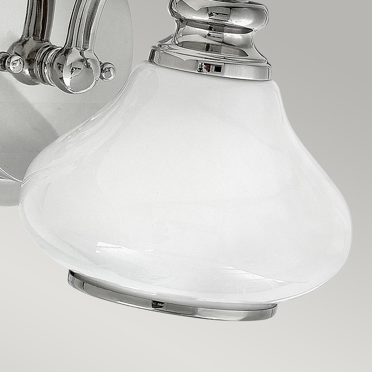 Ainsley Ø16 Chrome poli lampe de salle de bain De Elstead Lighting - Placez-le près de votre miroir de salle de bain pour un éclairage à la fois stylé et fonctionnel.