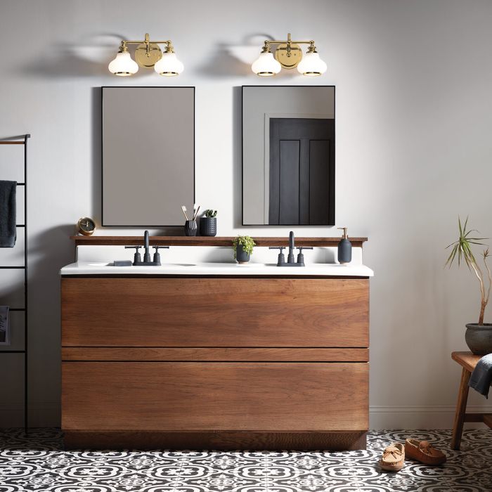 Ainsley 40cm Laiton brossé lampe de salle de bain De Elstead Lighting - Installez-le au-dessus de votre miroir de salle de bain pour un &eacute;clairage &agrave; la fois esth&eacute;tique et fonctionnel.