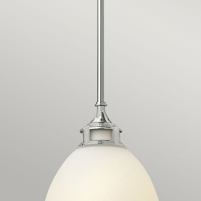 Amelia Ø32 Chrome suspension De Elstead Lighting - Amelia har en klassisk pendeldesign som f&ouml;rnyar vintage-detaljer med ett gjutet glasf&auml;ste, en gjuten metallram samt framtr&auml;dande g&aring;ngj&auml;rn och sp&auml;nnen.