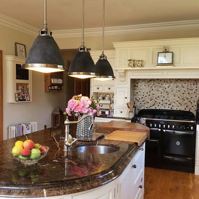 Amelia Ø32 Zinc antique suspension De Elstead Lighting - Kupolen har en etsad prismatisk bottenlins, och denna helmetalliska versionen i antik-zink har en autentisk vintagelook.