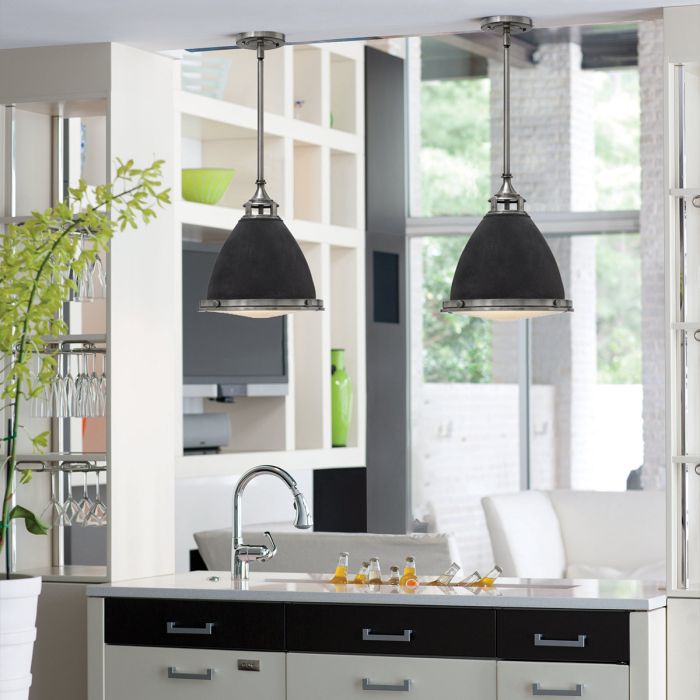 Amelia Ø32 Zinc antique suspension De Elstead Lighting - Kupolen har en etsad prismatisk bottenlins, och denna helmetalliska versionen i antik-zink har en autentisk vintagelook.