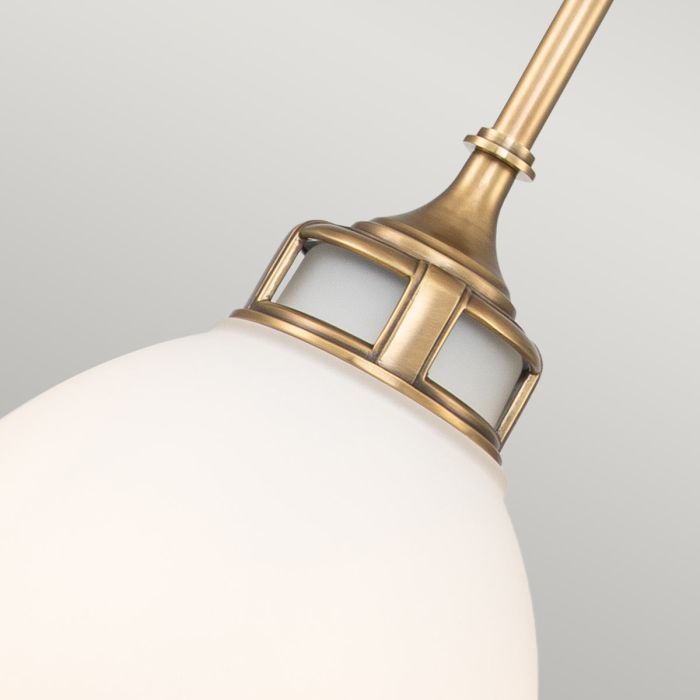 Amelia Ø32 Laiton suspension De Elstead Lighting - Amelia har en klassisk pendeldesign som f&ouml;rnyar vintage-detaljer med ett gjutet glasf&auml;ste, en gjuten metallram samt framtr&auml;dande g&aring;ngj&auml;rn och sp&auml;nnen.