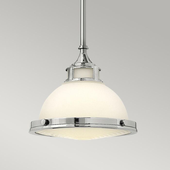 Amelia Ø30 Chrome suspension De Elstead Lighting - Amelia har en klassisk pendeldesign som f&ouml;rnyar vintage-detaljer med ett gjutet glasf&auml;ste, en gjuten metallram samt framtr&auml;dande g&aring;ngj&auml;rn och sp&auml;nnen.
