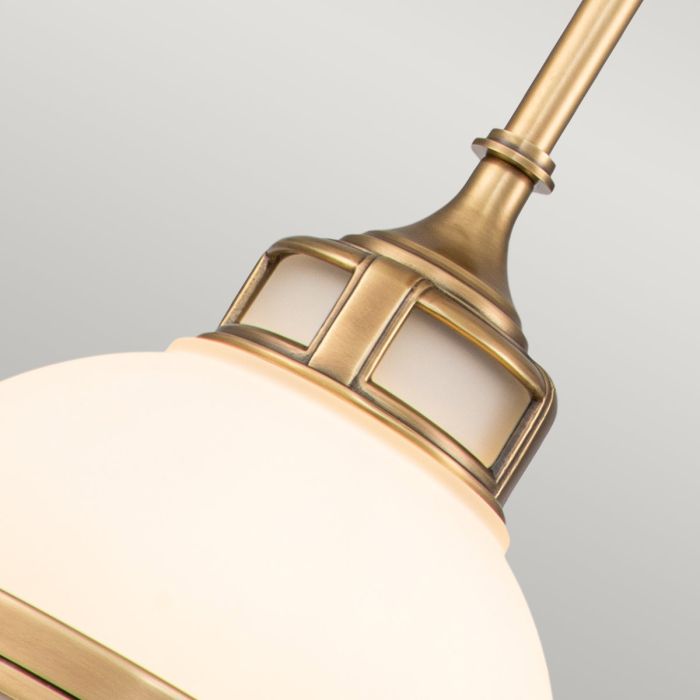 Amelia Ø30 Laiton suspension De Elstead Lighting - Amelia har en klassisk pendeldesign som f&ouml;rnyar vintage-detaljer med ett gjutet glasf&auml;ste, en gjuten metallram samt framtr&auml;dande g&aring;ngj&auml;rn och sp&auml;nnen.