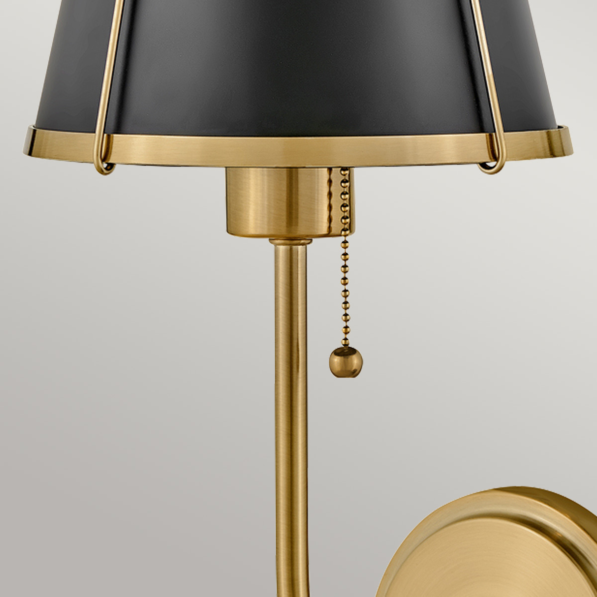 Clarke 40cm Laiton/noir applique murale De Elstead Lighting - L'élégante applique murale Clarke est fabriquée en acier et présente une magnifique finition laiton chaleureuse et un abat-jour noir raffiné.