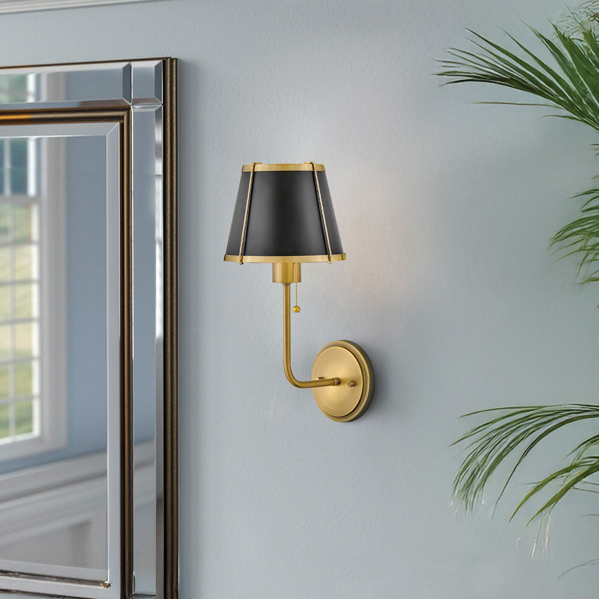 Clarke 40cm Laiton/noir applique murale De Elstead Lighting - L'élégante applique murale Clarke est fabriquée en acier et présente une magnifique finition laiton chaleureuse et un abat-jour noir raffiné.