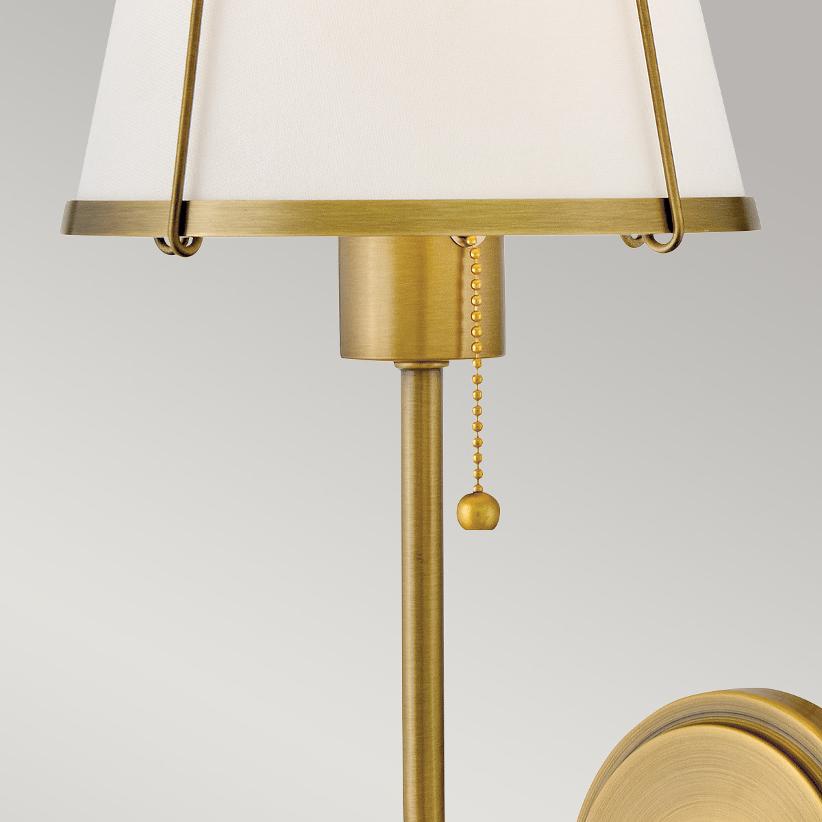 Clarke 40cm Laiton/blanc applique murale De Elstead Lighting - Clarke est une élégante applique murale en acier à la superbe finition laiton chaleureuse et à l'abat-jour en lin blanc.
