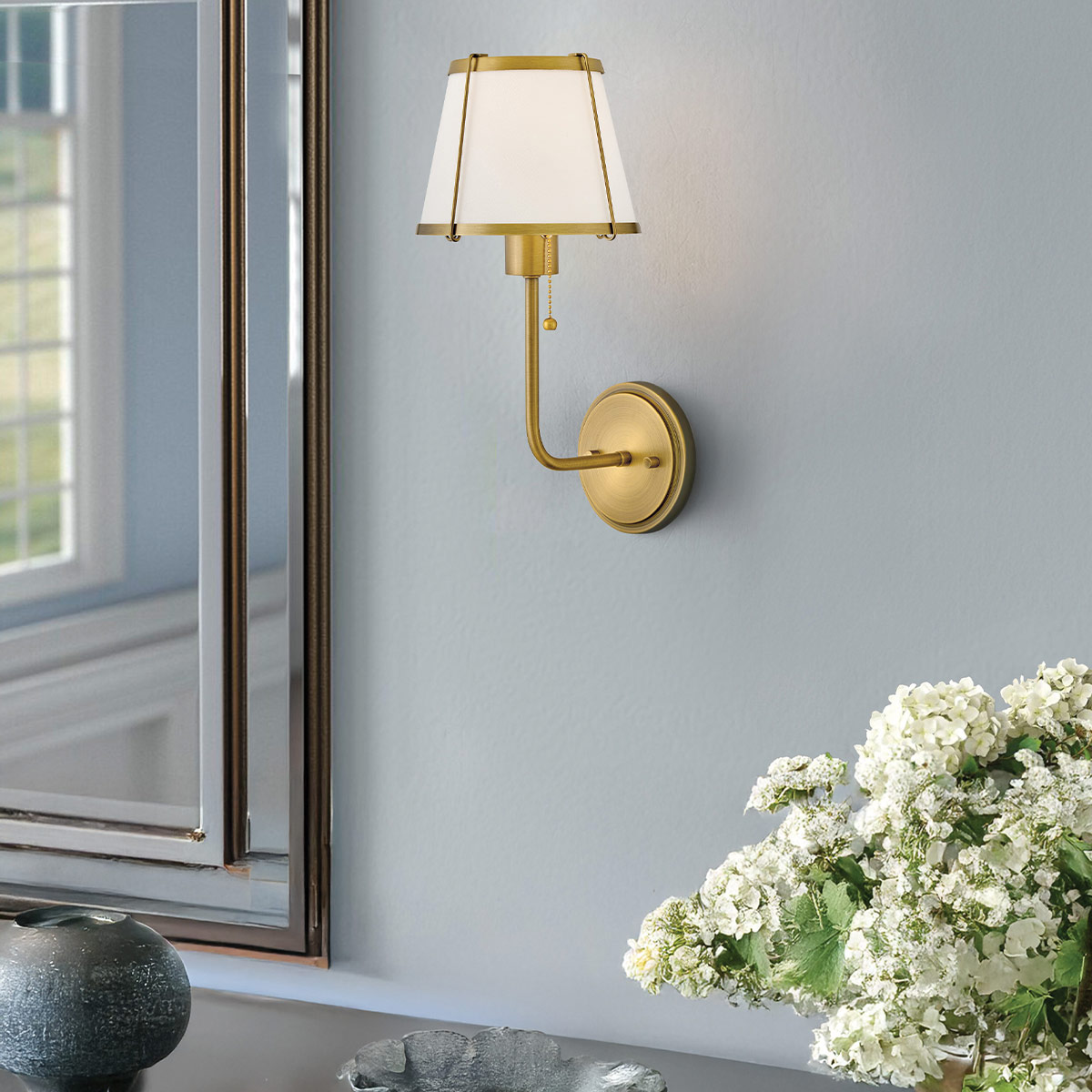 Clarke 40cm Laiton/blanc applique murale De Elstead Lighting - Clarke est une élégante applique murale en acier à la superbe finition laiton chaleureuse et à l'abat-jour en lin blanc.