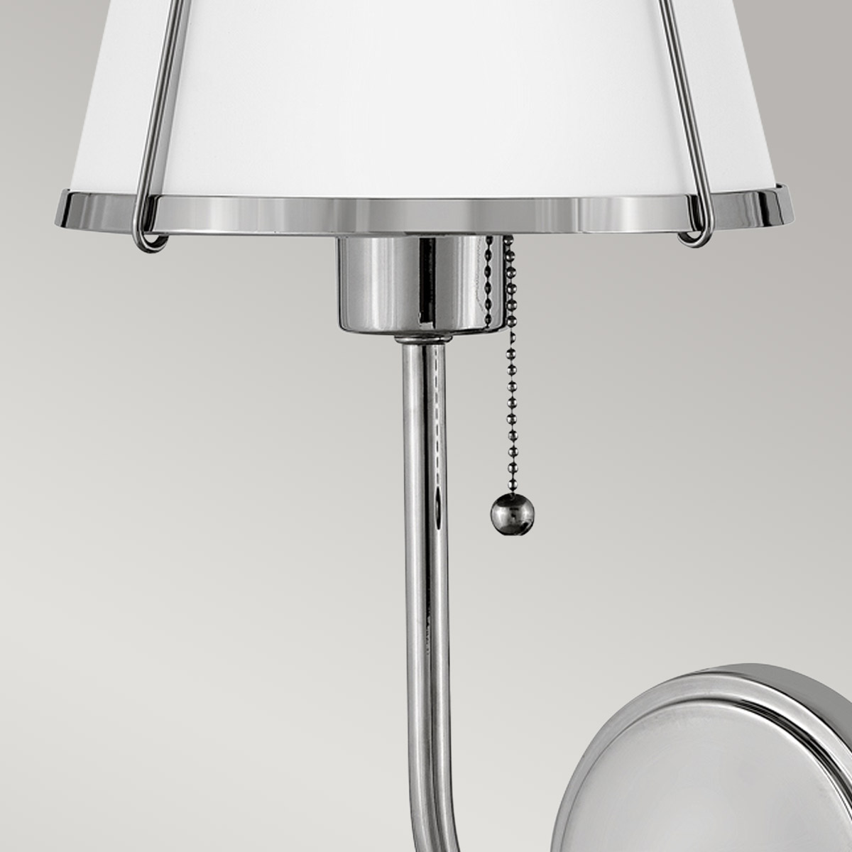 Clarke 40cm Nickel/blanc applique murale De Elstead Lighting - L'élégante applique murale Clarke est fabriquée en acier et présente une superbe finition nickelée polie ainsi qu'un abat-jour blanc raffiné.
