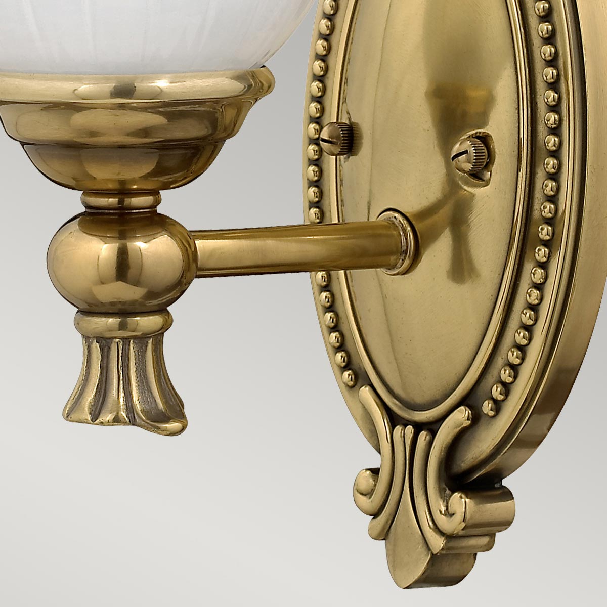 Francoise Ø15 Laiton lampe de salle de bain De Elstead Lighting - Il est doté d'un magnifique abat-jour en verre dépoli avec un design nervuré qui projette une lumière douce, et la base décorative en laiton ajoute une touche élégante.