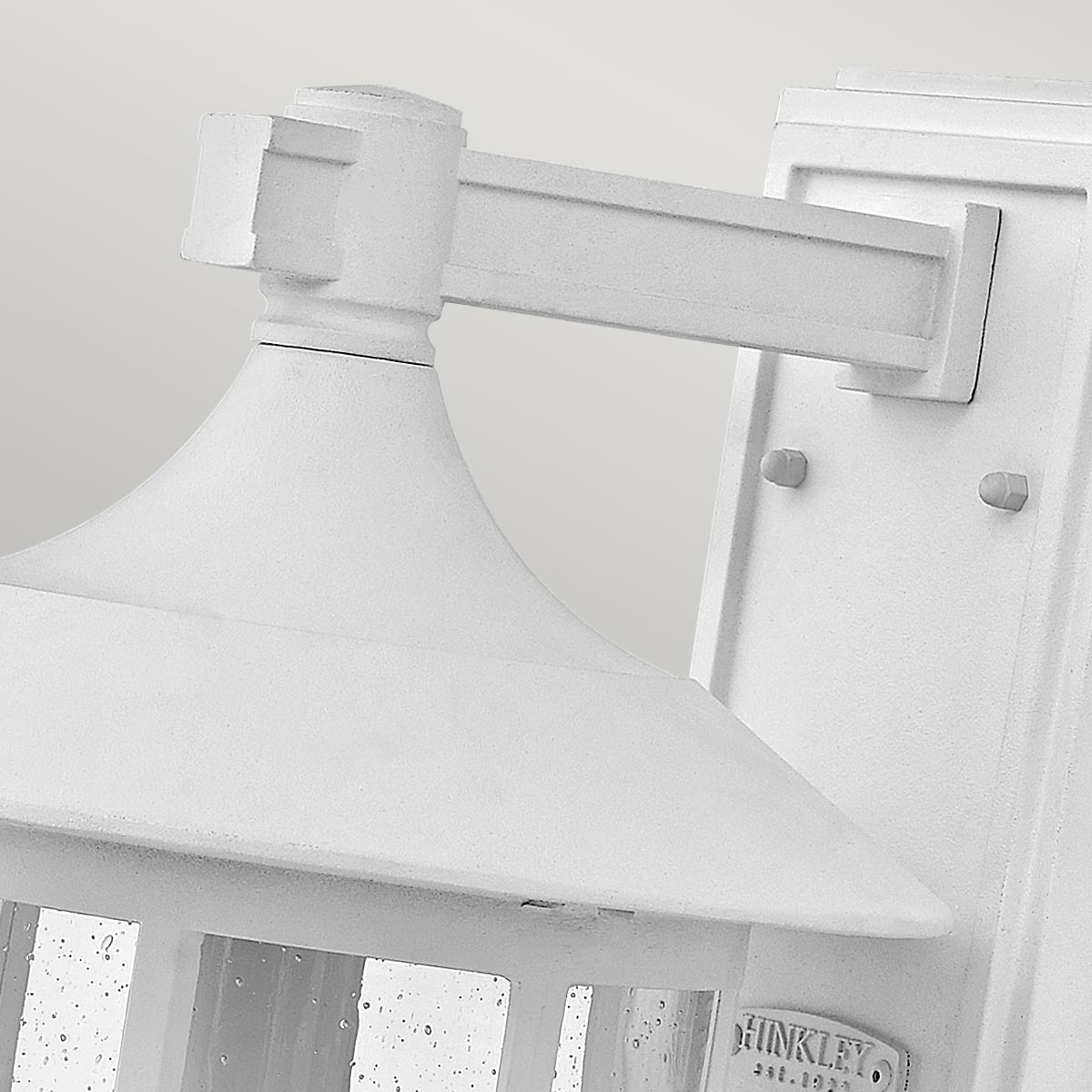 Freeport 40cm Blanc lampe d’extérieur De Elstead Lighting - Avec une protection IP44, Freeport est protégé contre la pluie et l'humidité, ce qui le rend idéal pour les entrées, les façades et les terrasses.