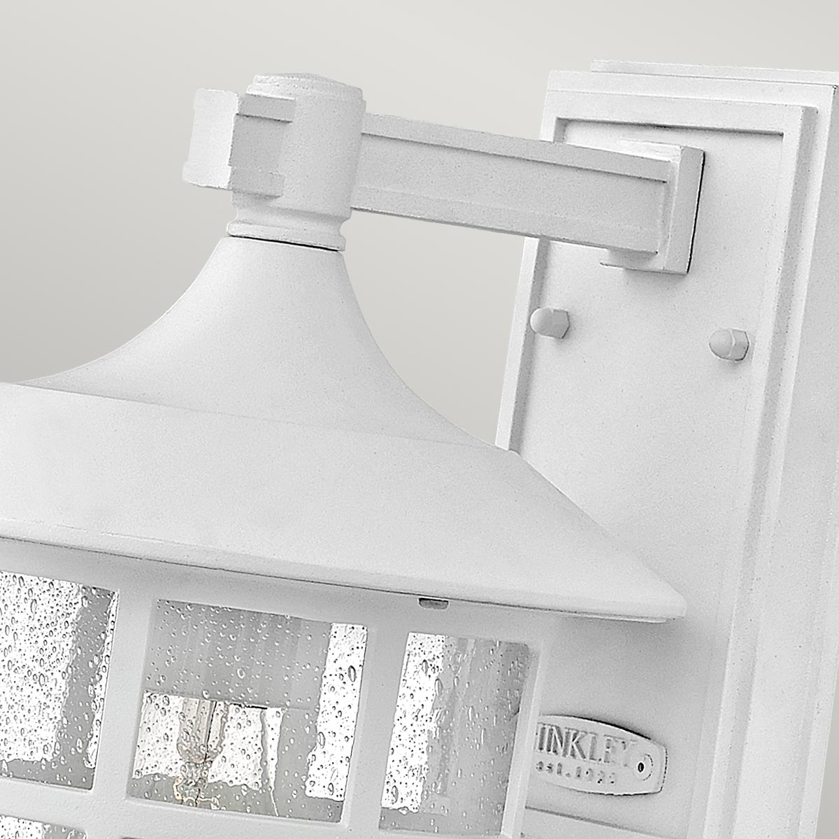 Freeport 30cm Blanc lampe d’extérieur De Elstead Lighting - Avec une protection IP44, Freeport est protégé contre la pluie et l'humidité, ce qui le rend idéal pour les entrées, les façades et les terrasses.