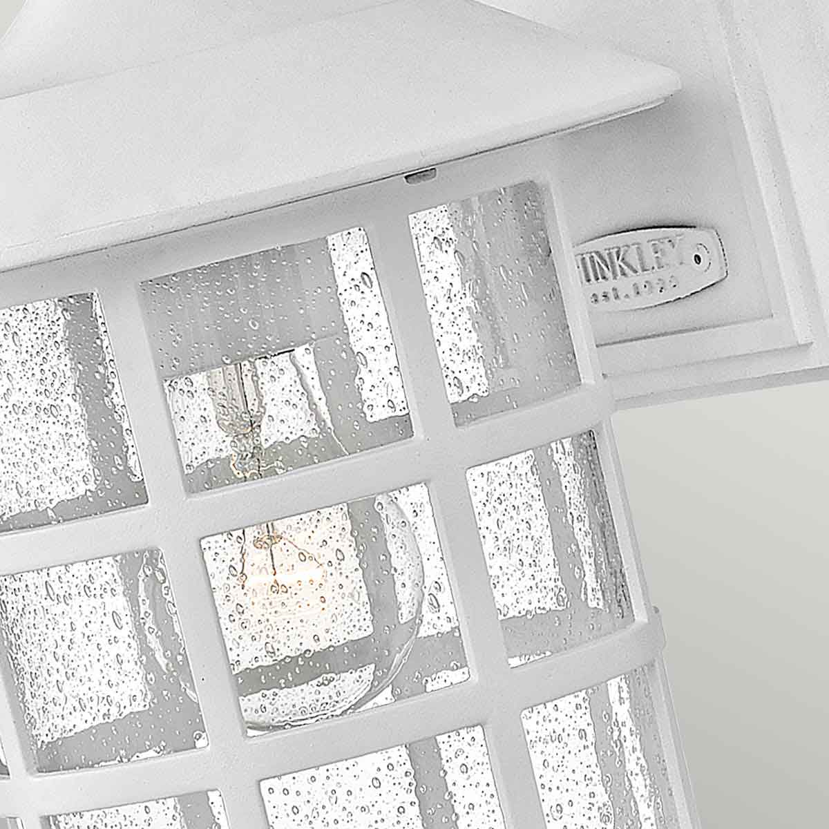 Freeport 30cm Blanc lampe d’extérieur De Elstead Lighting - Avec une protection IP44, Freeport est protégé contre la pluie et l'humidité, ce qui le rend idéal pour les entrées, les façades et les terrasses.
