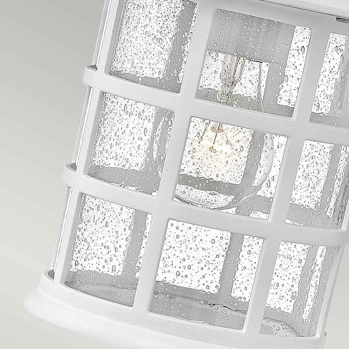 Freeport 30cm Blanc lampe d’extérieur De Elstead Lighting - Avec une protection IP44, Freeport est protégé contre la pluie et l'humidité, ce qui le rend idéal pour les entrées, les façades et les terrasses.