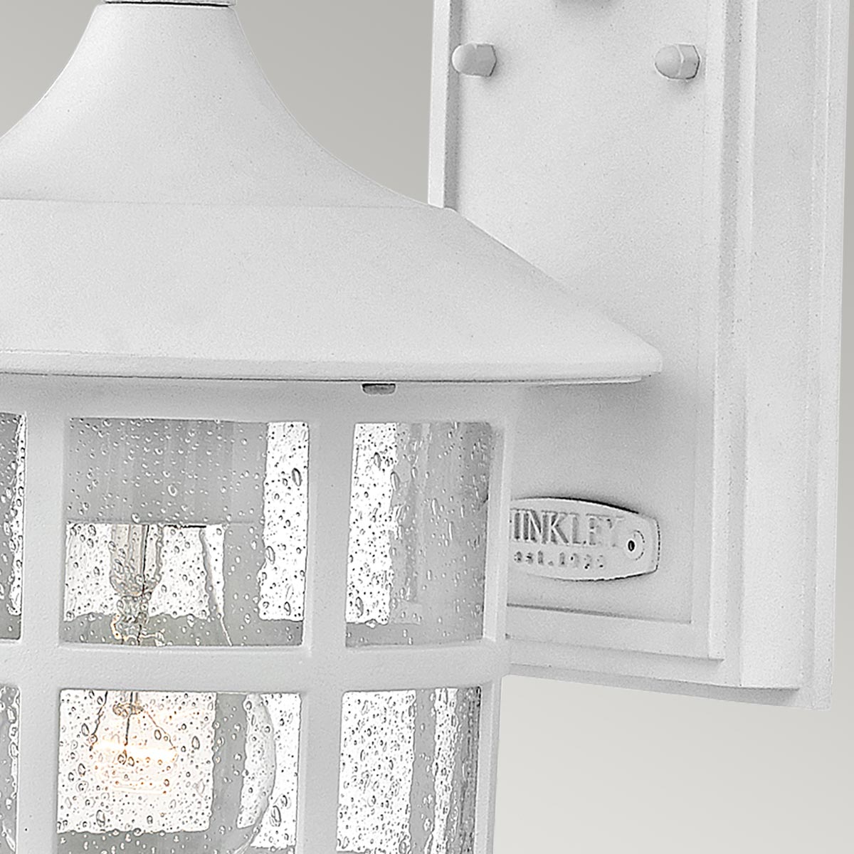 Freeport 30cm Blanc lampe d’extérieur De Elstead Lighting - Avec une protection IP44, Freeport est protégé contre la pluie et l'humidité, ce qui le rend idéal pour les entrées, les façades et les terrasses.