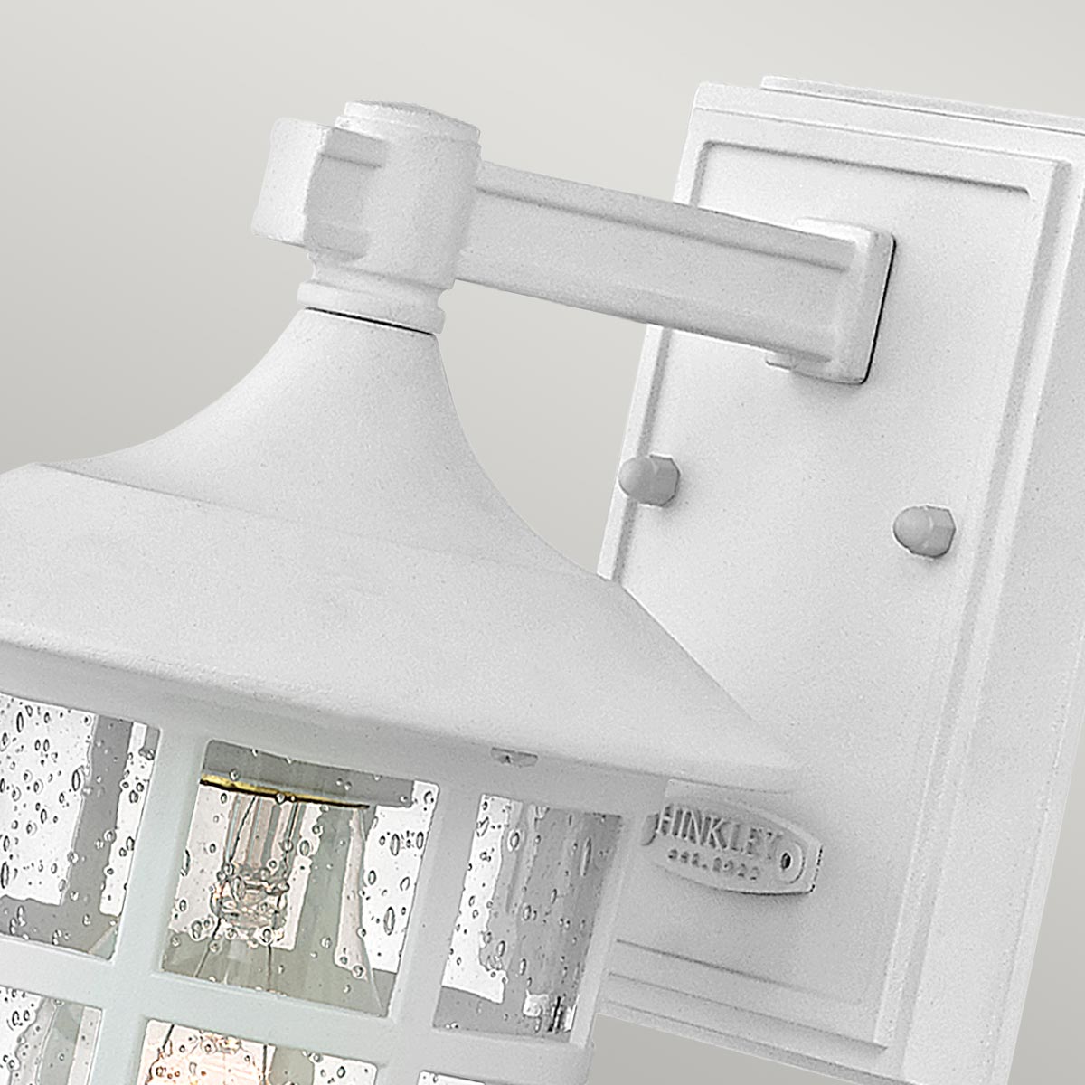 Freeport 24cm Blanc lampe d’extérieur De Elstead Lighting - Avec une protection IP44, Freeport est protégé contre la pluie et l'humidité, ce qui le rend idéal pour les entrées, les façades et les terrasses.