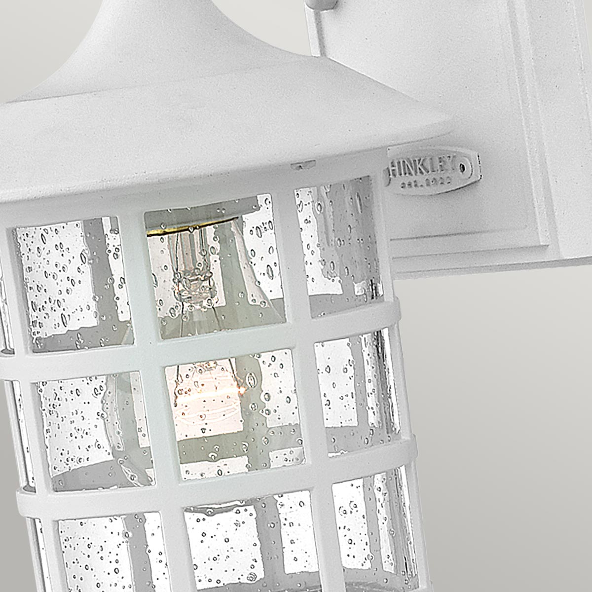 Freeport 24cm Blanc lampe d’extérieur De Elstead Lighting - Avec une protection IP44, Freeport est protégé contre la pluie et l'humidité, ce qui le rend idéal pour les entrées, les façades et les terrasses.