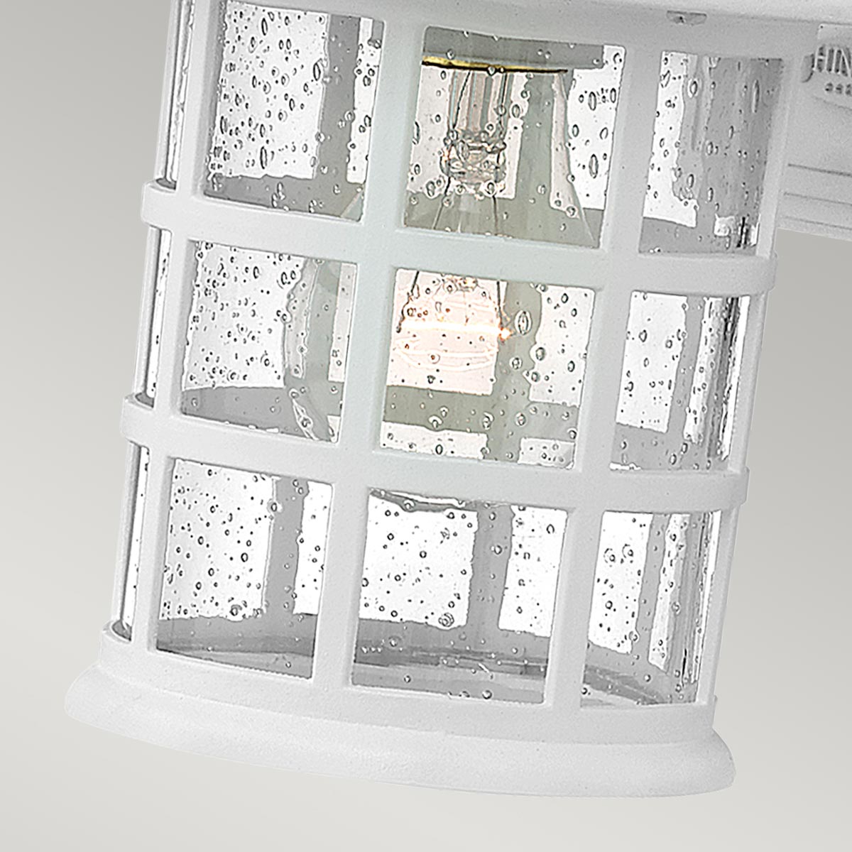 Freeport 24cm Blanc lampe d’extérieur De Elstead Lighting - Avec une protection IP44, Freeport est protégé contre la pluie et l'humidité, ce qui le rend idéal pour les entrées, les façades et les terrasses.