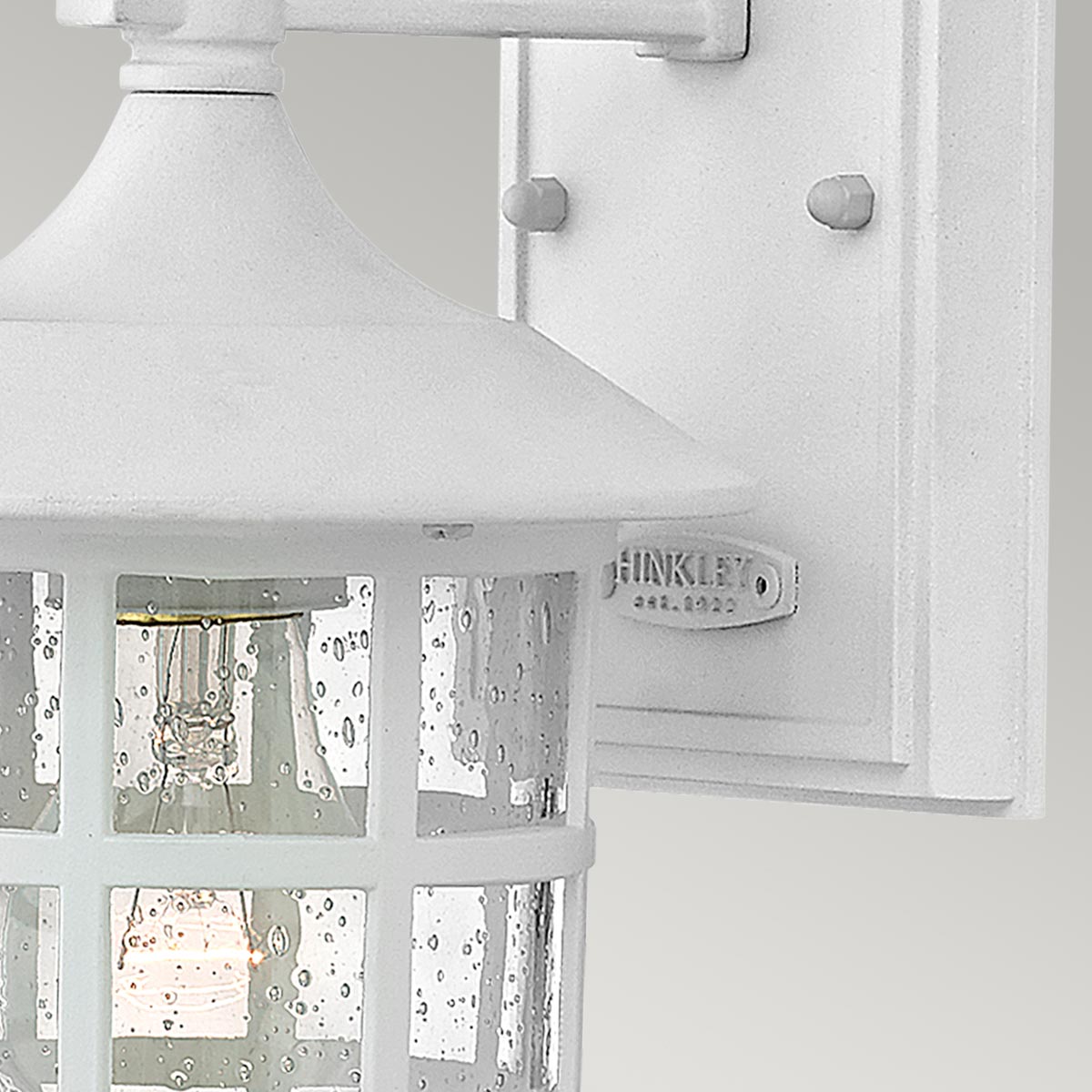 Freeport 24cm Blanc lampe d’extérieur De Elstead Lighting - Avec une protection IP44, Freeport est protégé contre la pluie et l'humidité, ce qui le rend idéal pour les entrées, les façades et les terrasses.