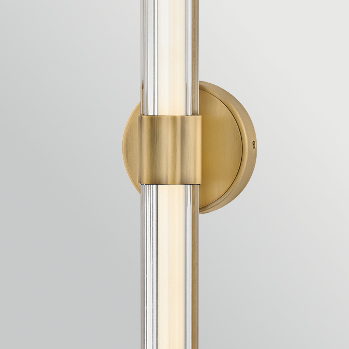 Georgette 60cm Laiton lampe de salle de bain De Elstead Lighting - Certifiée IP44, Georgette est parfaitement adaptée à une utilisation en salle de bain.