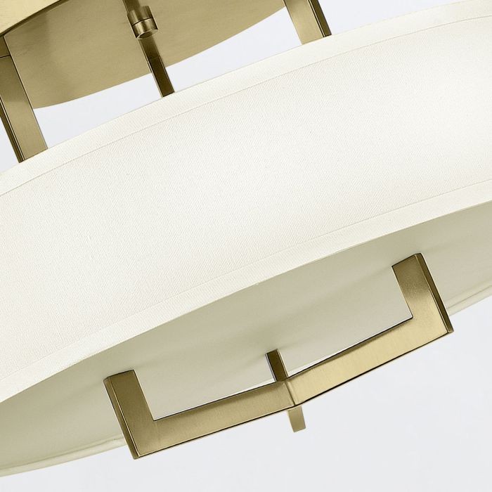 Hampton Ø50 Laiton brossé plafonnier De Elstead Lighting - Sa structure en laiton bross&eacute; lui conf&egrave;re une allure exclusive, mise en valeur par un abat-jour en lin couleur cr&egrave;me qui diffuse une lumi&egrave;re douce et agr&eacute;able.