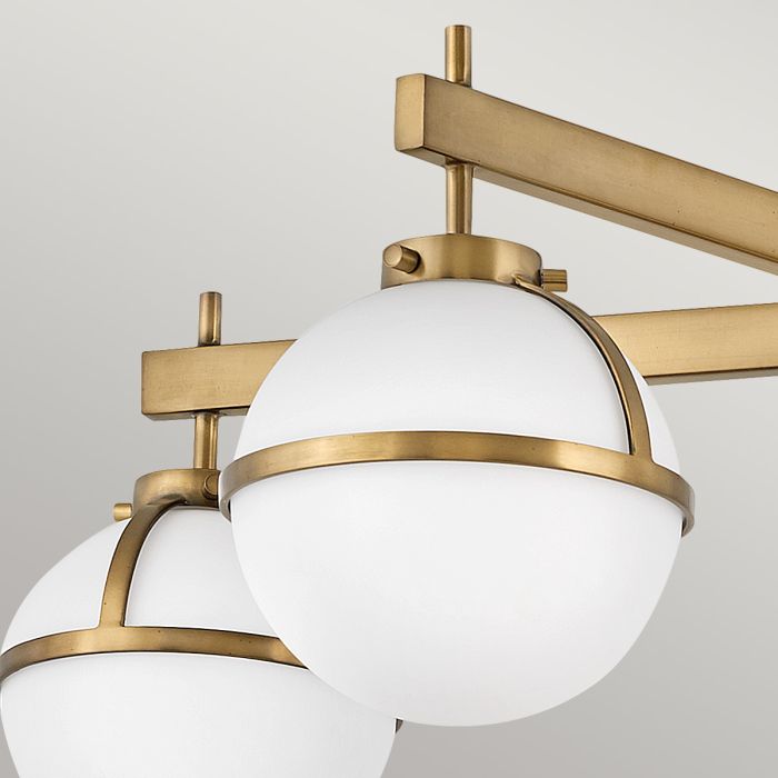 Hollis Ø80 Laiton antique/blanc lampe de salle de bain De Elstead Lighting - Certifi&eacute;e IP44 pour une utilisation dans la salle de bain, elle convient &eacute;galement aux autres pi&egrave;ces de la maison.