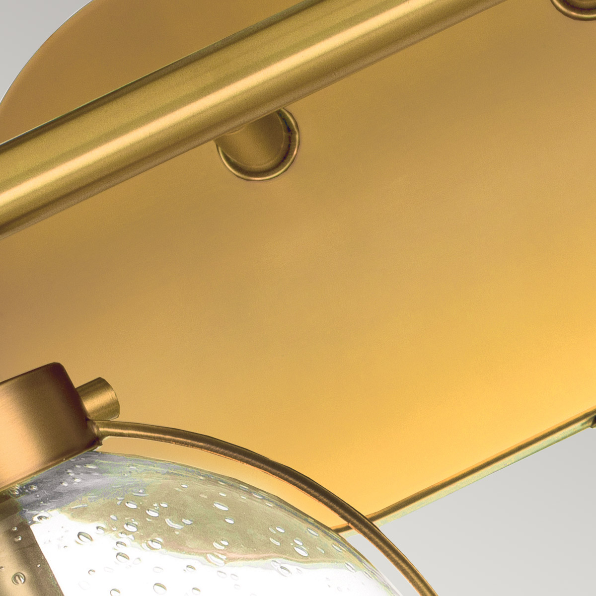 Hollis 40cm Laiton antique lampe de salle de bain De Elstead Lighting - Il est fabriqué en acier avec une finition en laiton et est à la fois robuste et décoratif.