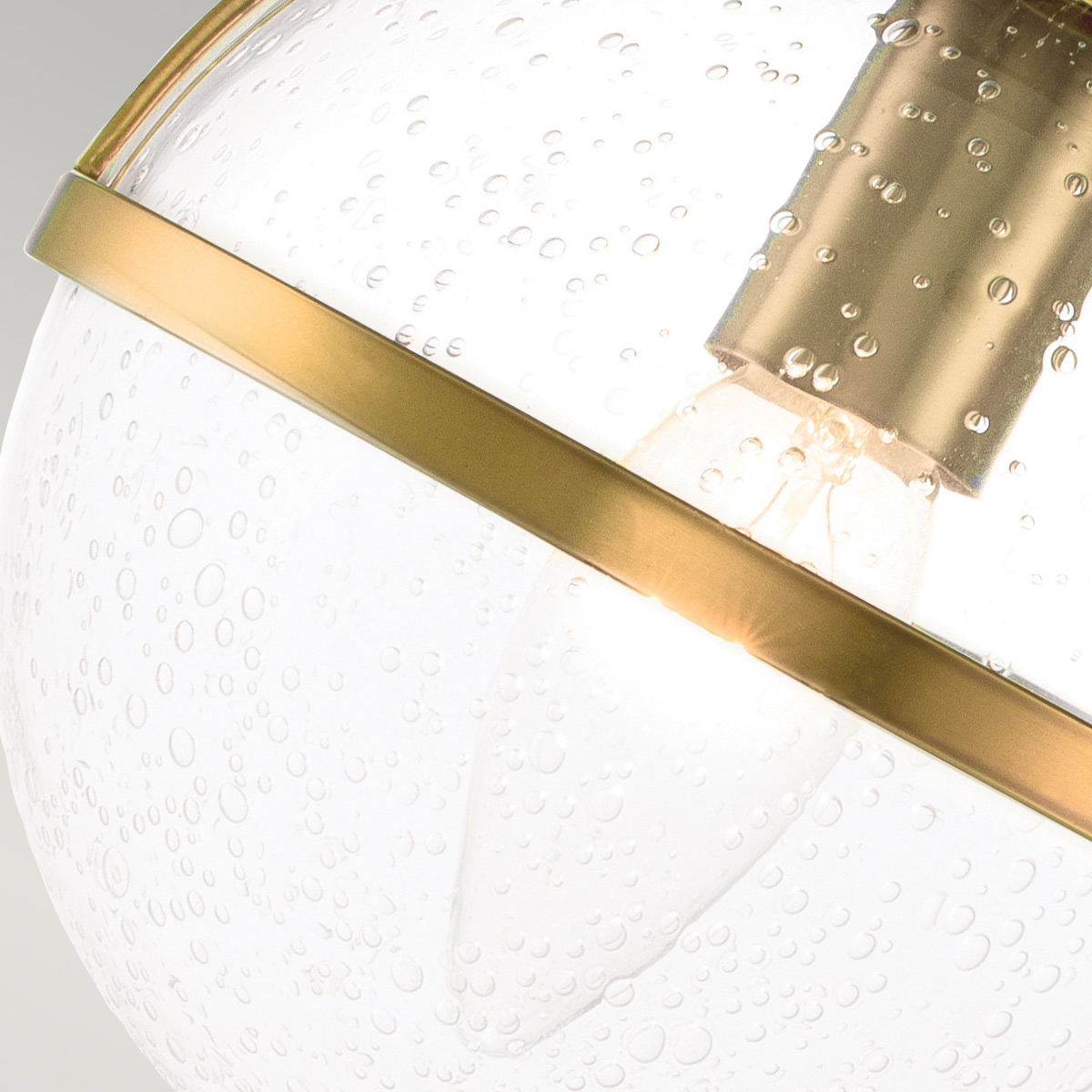 Hollis 40cm Laiton antique lampe de salle de bain De Elstead Lighting - Il est fabriqué en acier avec une finition en laiton et est à la fois robuste et décoratif.
