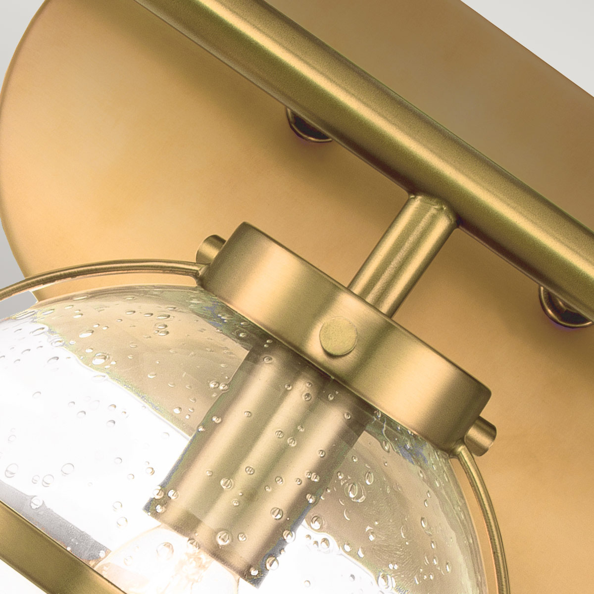 Hollis 60cm Laiton antique lampe de salle de bain De Elstead Lighting - Il est fabriqué en acier avec une finition en laiton et est à la fois robuste et décoratif.