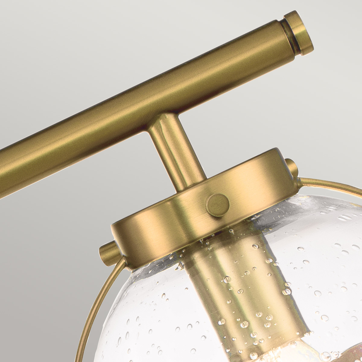 Hollis 60cm Laiton antique lampe de salle de bain De Elstead Lighting - Il est fabriqué en acier avec une finition en laiton et est à la fois robuste et décoratif.