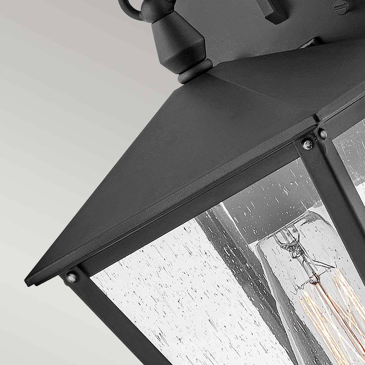 Huntersfield Noir lampe d’extérieur De Elstead Lighting - Il est fabriqué en aluminium et possède une finition noire classique, offrant à votre éclairage extérieur à la fois durabilité et style.