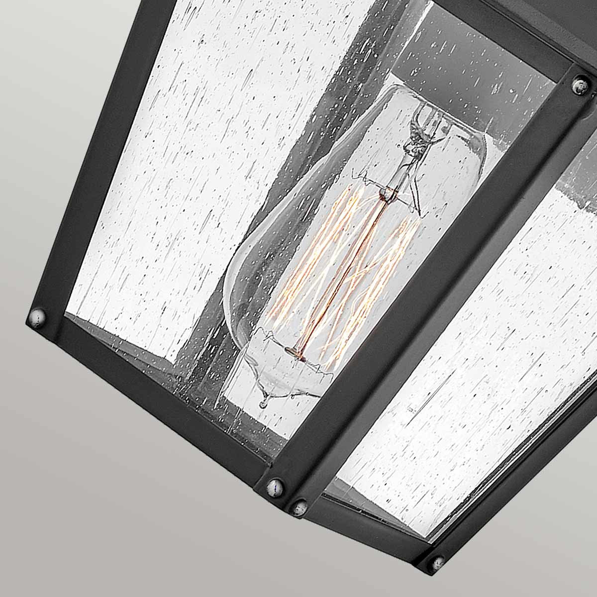 Huntersfield Noir lampe d’extérieur De Elstead Lighting - Il est fabriqué en aluminium et possède une finition noire classique, offrant à votre éclairage extérieur à la fois durabilité et style.