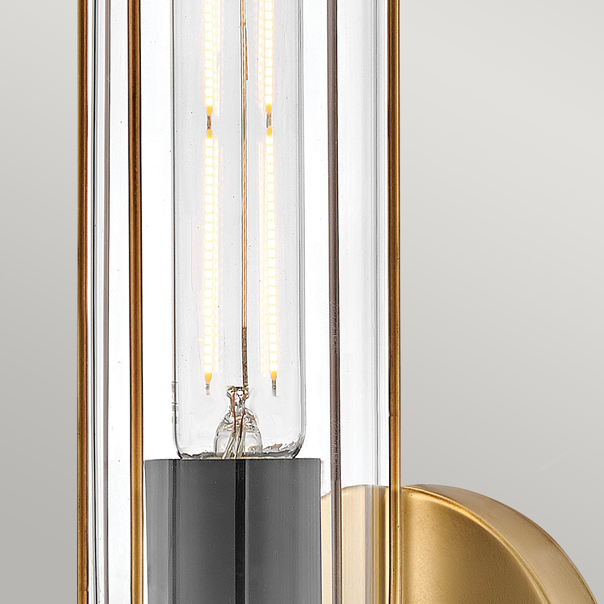 Masthead 35cm Laiton lampe de salle de bain De Elstead Lighting - Il est fabriqué en acier et en verre et présente une finition en laiton noble combinée à des détails noirs qui lui donnent une expression luxueuse et intemporelle.