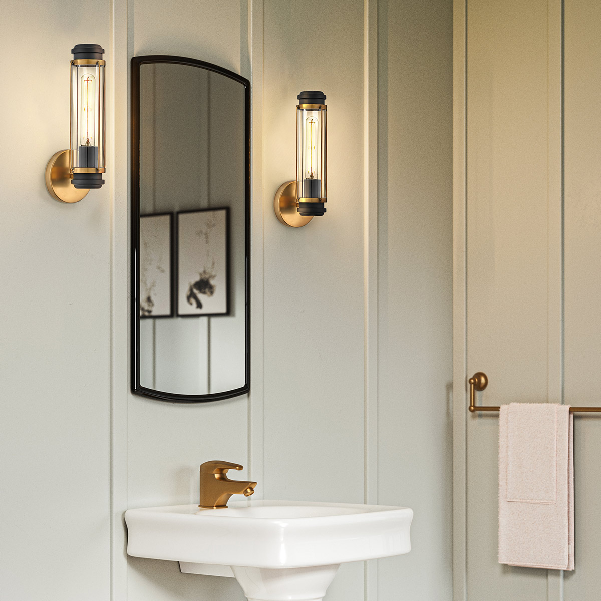 Masthead 35cm Laiton lampe de salle de bain De Elstead Lighting - Il est fabriqué en acier et en verre et présente une finition en laiton noble combinée à des détails noirs qui lui donnent une expression luxueuse et intemporelle.