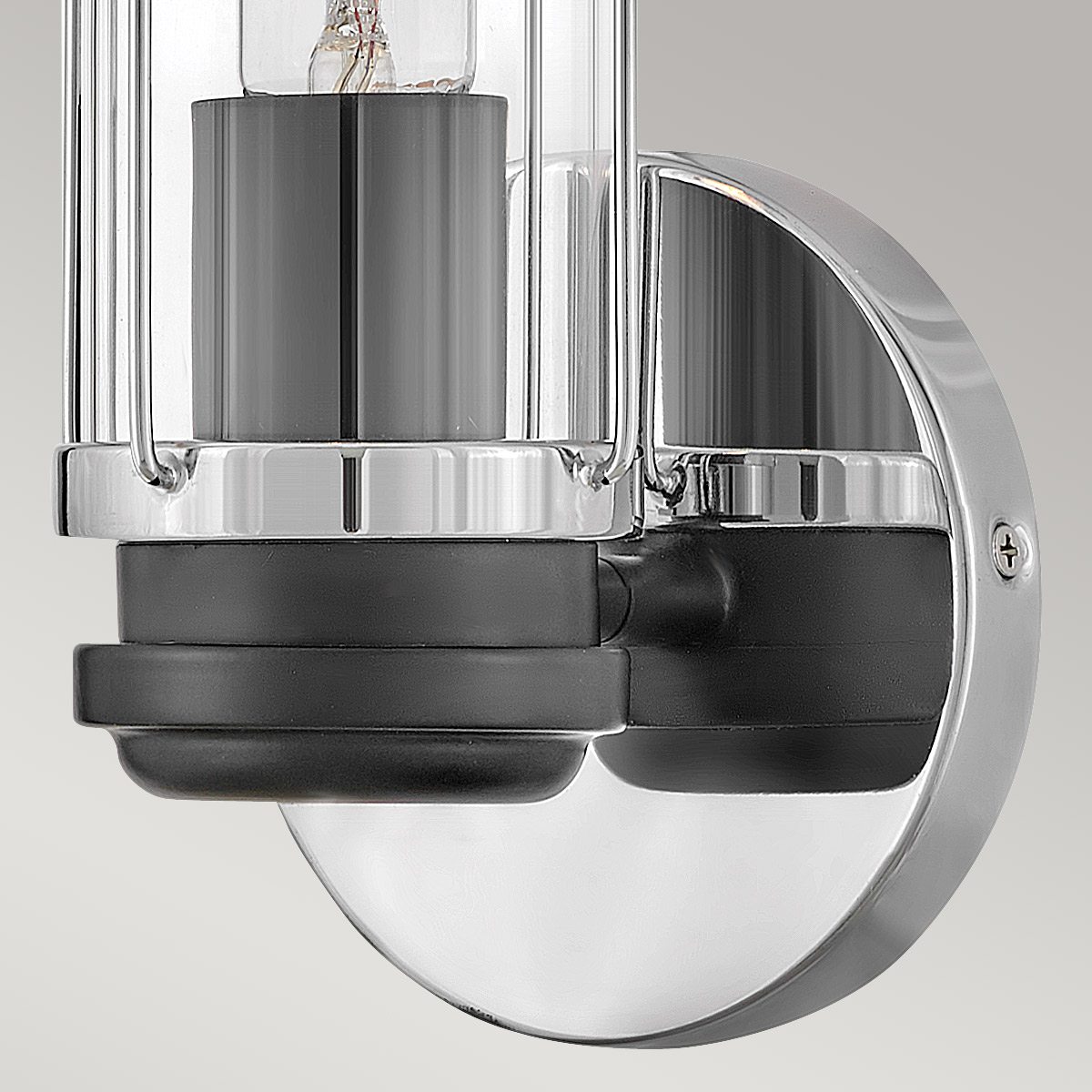 Masthead 35cm Chrome lampe de salle de bain De Elstead Lighting - Masthead est une lampe de salle de bain exclusive et élégante qui allie design industriel et élégance moderne.