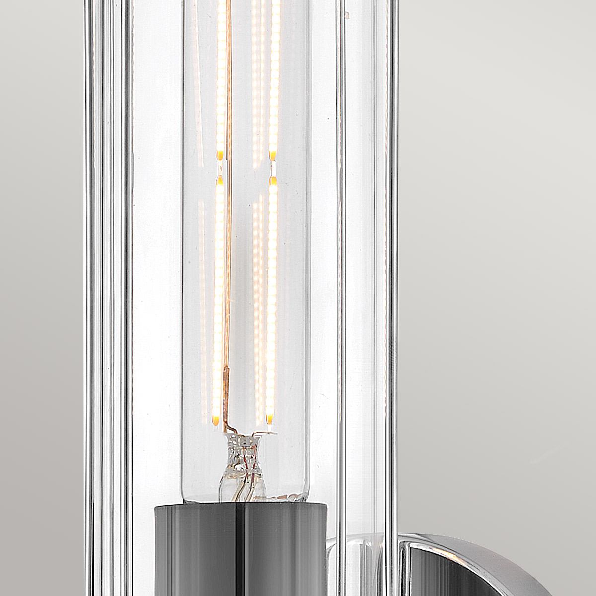 Masthead 35cm Chrome lampe de salle de bain De Elstead Lighting - Masthead est une lampe de salle de bain exclusive et élégante qui allie design industriel et élégance moderne.